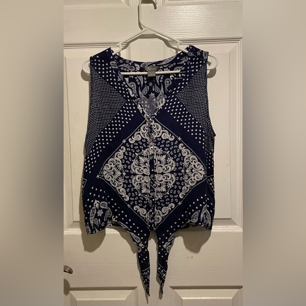 Sleeveless Bohemian Button Down Top w/ Tie Waist in Good Condition. Size XL. $5